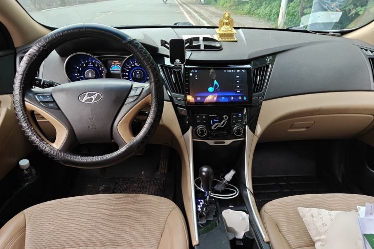 Used Hyundai Sonata 2011 2.0L Automatic Leading Edition Center Console