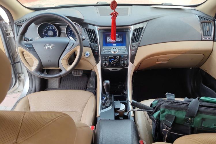 Used Hyundai Sonata 2011 2.4L Automatic Top-Tier Version Center Console