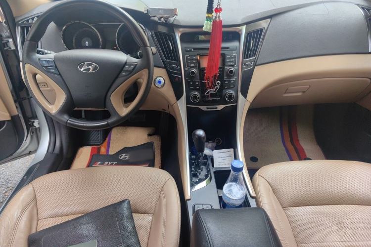 Used Hyundai Sonata 2011 2.0L Automatic Luxury Edition Center Console