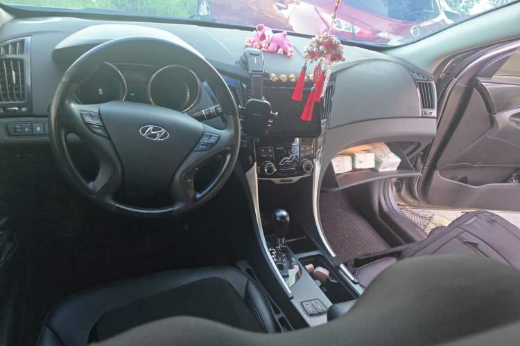 Used Hyundai Sonata 2011 2.0L Automatic Prestige Edition Center Console