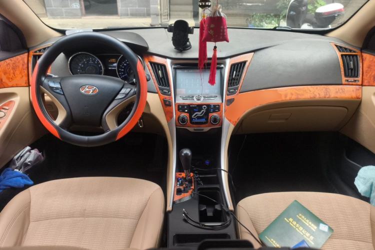 Used Hyundai Sonata 2011 2.0L Automatic Leading Edition Center Console