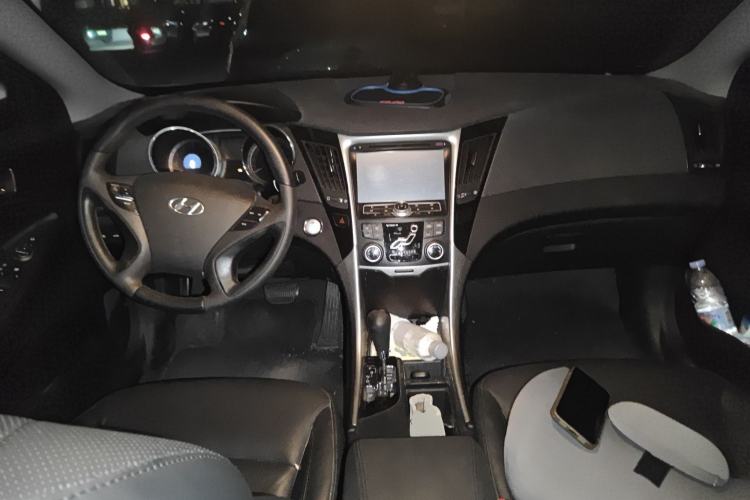 Used Hyundai Sonata 2011 2.0L Automatic Luxury Edition Center Console