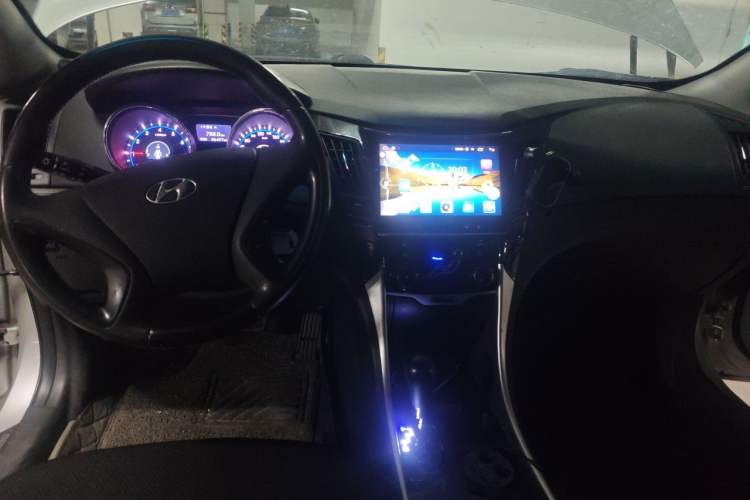 Used Hyundai Sonata 2011 2.0L Automatic Fashion Edition Center Console
