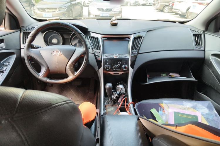 Used Hyundai Sonata 2011 2.0L Automatic Leading Edition Center Console