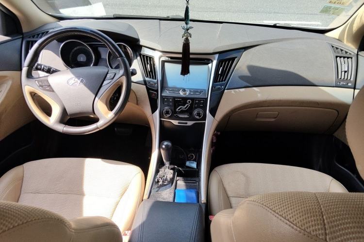 Used Hyundai Sonata 2011 2.0L Automatic Leading Edition Center Console