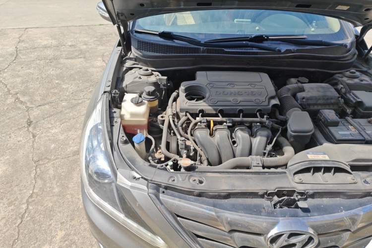 Used Hyundai Sonata 2011 2.0L Automatic Leading Edition Engine Bay Right