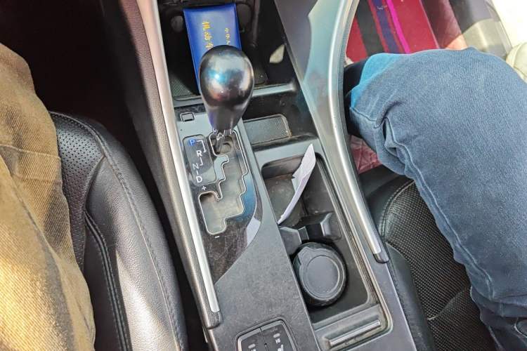 Used Hyundai Sonata 2011 2.0L Automatic Supreme Edition Gear Lever