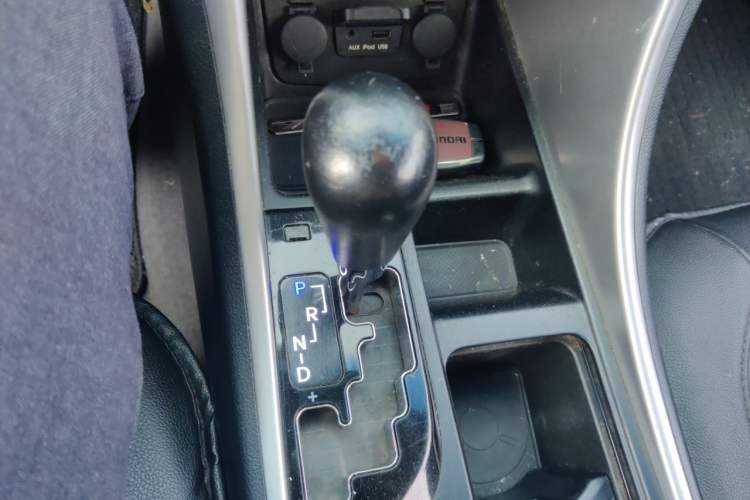 Used Hyundai Sonata 2011 2.0L Automatic Luxury Edition Gear Lever