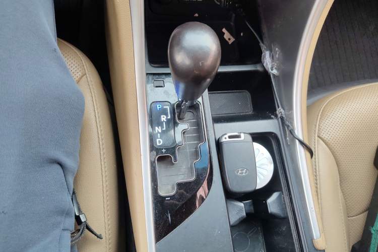 Used Hyundai Sonata 2011 2.4L Automatic Top-Tier Version Gear Lever