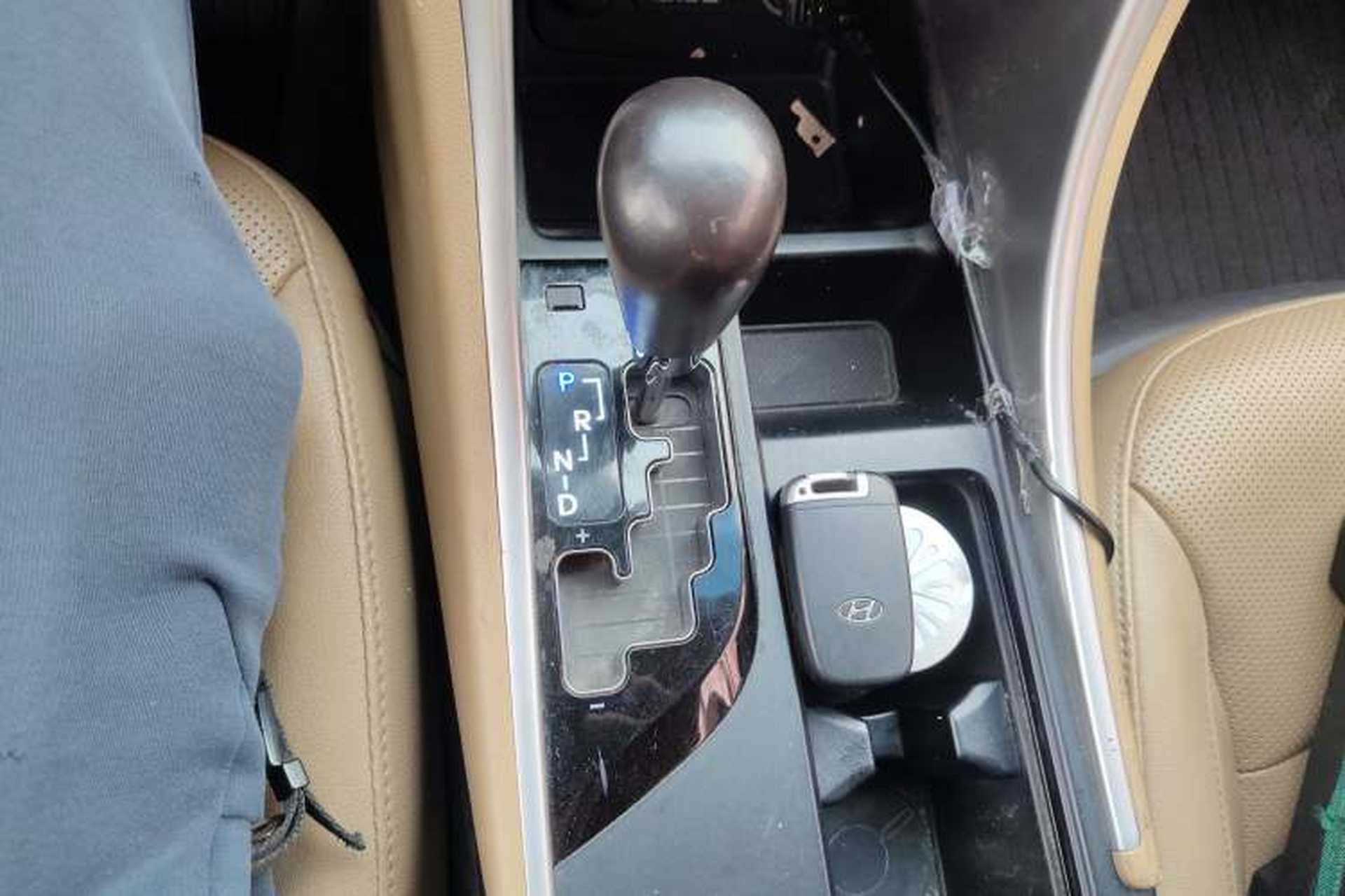 Used Hyundai Sonata 2011 2.4L Automatic Top-Tier Version Gear Lever