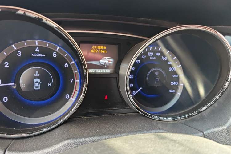Used Hyundai Sonata 2011 2.0L Automatic Supreme Edition Odometer Close Up