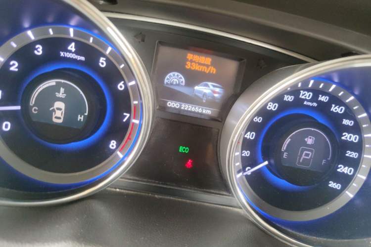 Used Hyundai Sonata 2011 2.0L Automatic Leading Edition Odometer Close Up