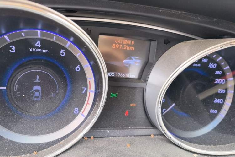Used Hyundai Sonata 2011 2.0L Automatic Fashion Edition Odometer Close Up