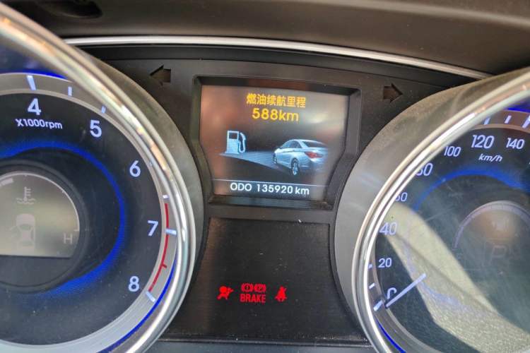 Used Hyundai Sonata 2011 2.0L Automatic Leading Edition Odometer Close Up