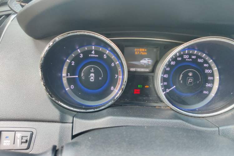 Used Hyundai Sonata 2011 2.0L Automatic Luxury Edition Odometer Close Up