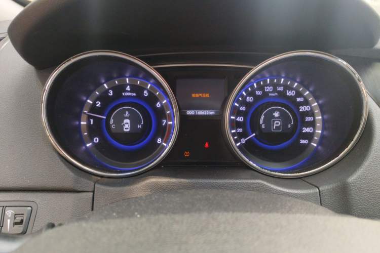 Used Hyundai Sonata 2011 2.0L Automatic Luxury Edition Odometer Close Up