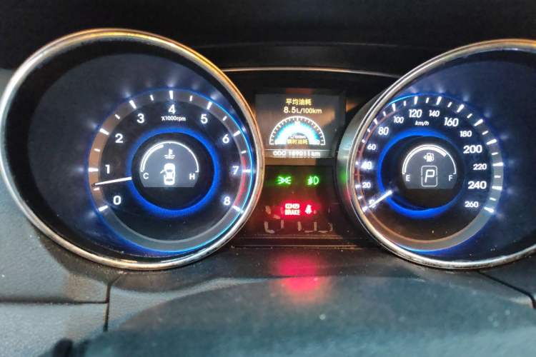 Used Hyundai Sonata 2011 2.4L Automatic Top-Tier Version Odometer Close Up