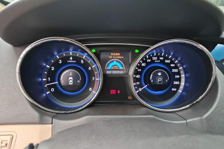 Used Hyundai Sonata 2011 2.0L Automatic Leading Edition Odometer Close Up