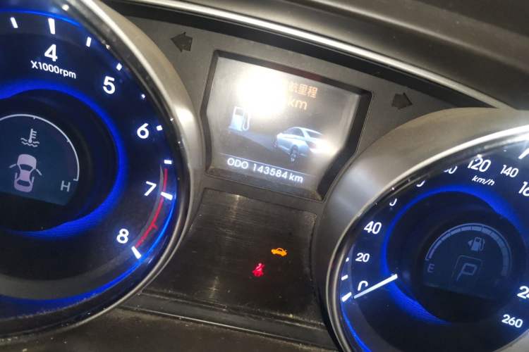 Used Hyundai Sonata 2011 2.0L Automatic Luxury Edition Odometer Close Up