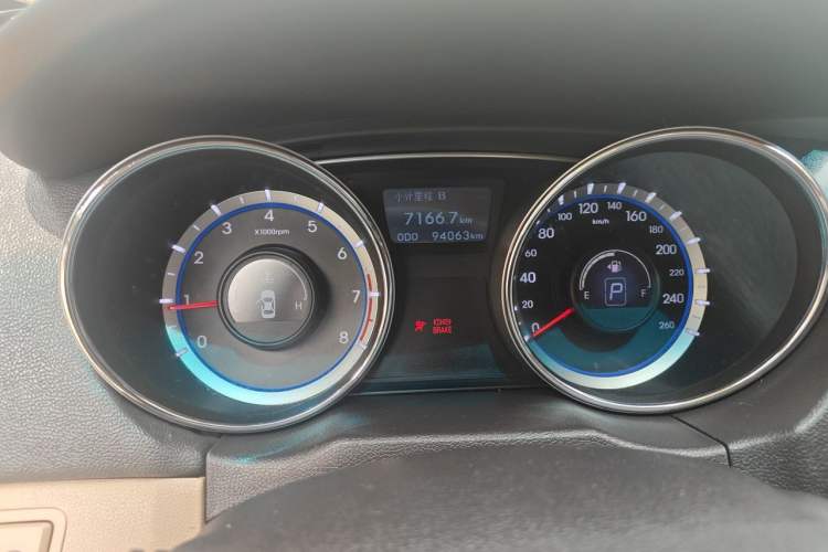 Used Hyundai Sonata 2011 2.0L Automatic Fashion Edition Odometer Close Up