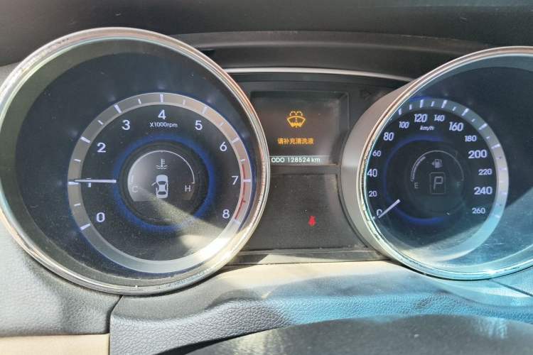 Used Hyundai Sonata 2011 2.0L Automatic Leading Edition Odometer Close Up