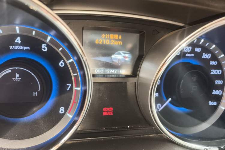 Used Hyundai Sonata 2011 2.0L Automatic Leading Edition Odometer Close Up