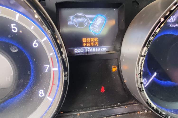 Used Hyundai Sonata 2011 2.0L Automatic Luxury Edition Odometer Close Up