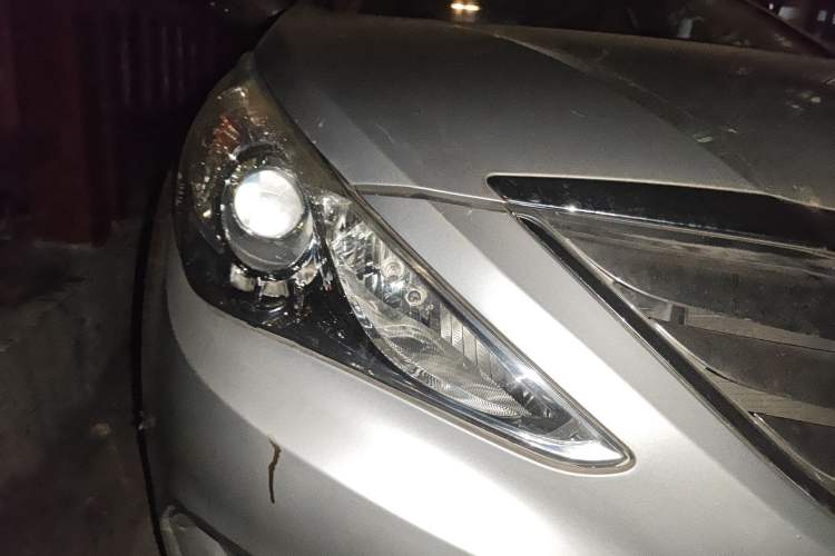 Used Hyundai Sonata 2011 2.0L Automatic Luxury Edition Right Front Headlight