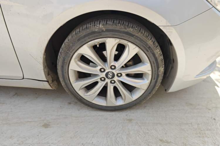 Used Hyundai Sonata 2011 2.0L Automatic Supreme Edition Right Front Wheel Hub