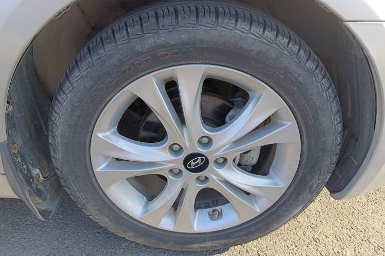 Used Hyundai Sonata 2011 2.0L Automatic Luxury Edition Right Front Wheel Hub