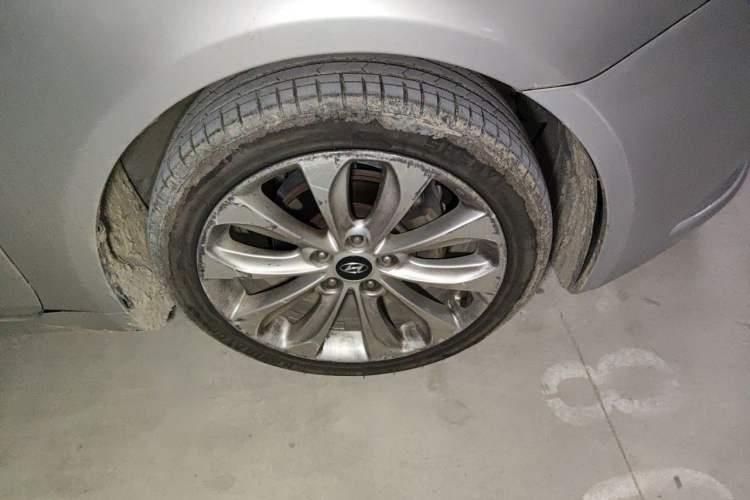 Used Hyundai Sonata 2011 2.0L Automatic Supreme Edition Right Front Wheel Hub