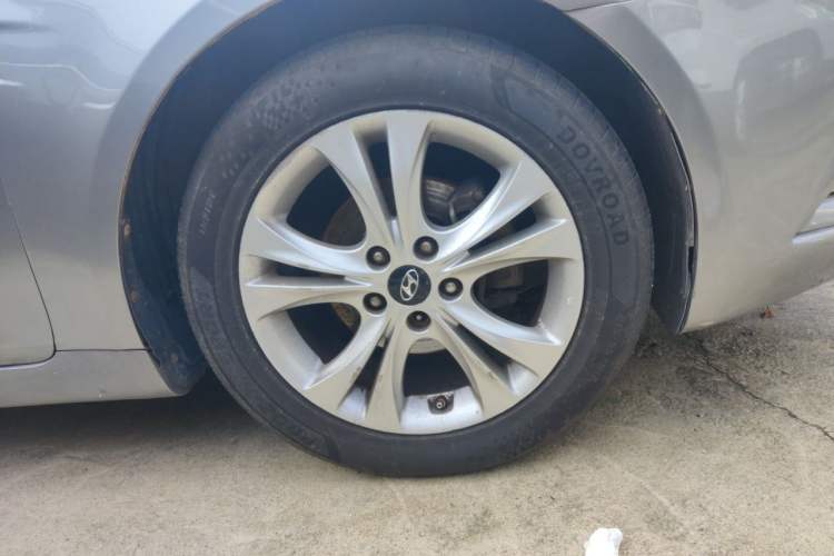 Used Hyundai Sonata 2011 2.0L Automatic Luxury Edition Right Front Wheel Hub