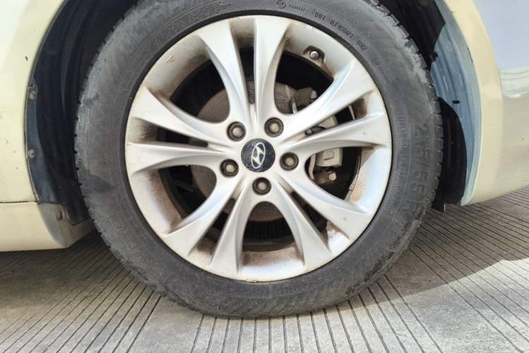 Used Hyundai Sonata 2011 2.0L Automatic Prestige Edition Right Front Wheel Hub