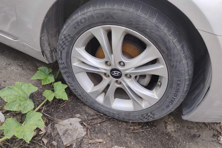 Used Hyundai Sonata 2011 2.0L Automatic Leading Edition Right Front Wheel Hub