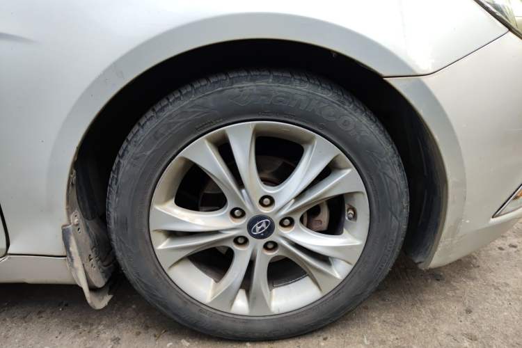 Used Hyundai Sonata 2011 2.0L Automatic Prestige Edition Right Front Wheel Hub