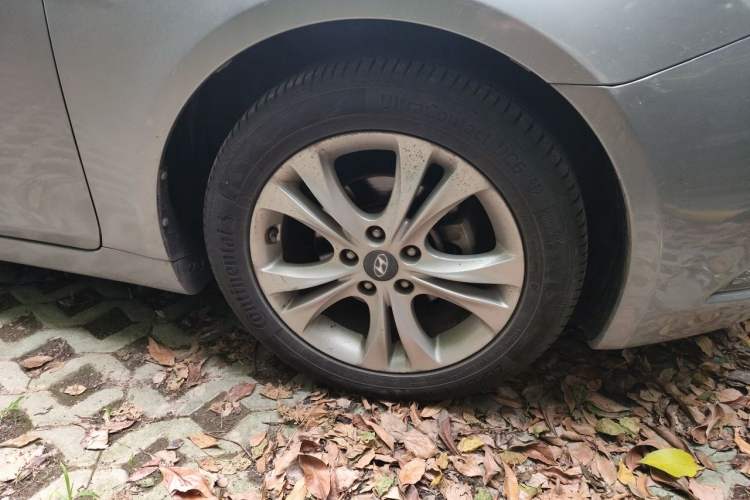 Used Hyundai Sonata 2011 2.0L Automatic Luxury Edition Right Front Wheel Hub