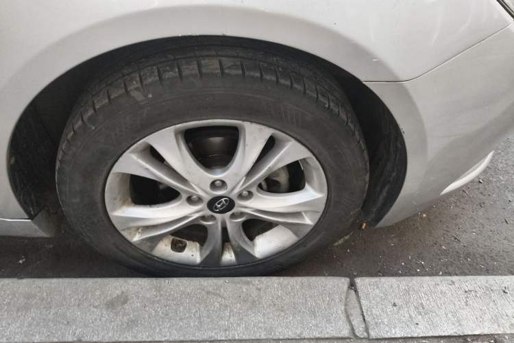 Used Hyundai Sonata 2011 2.0L Automatic Fashion Edition Right Front Wheel Hub