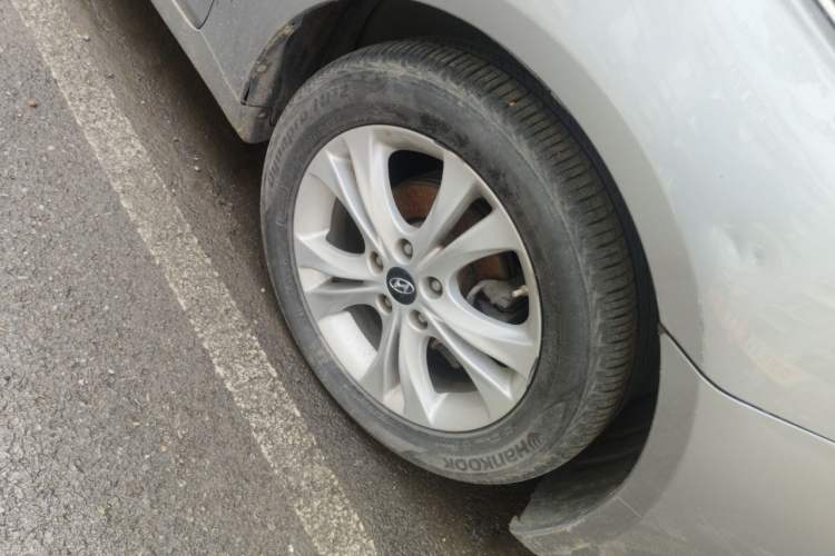 Used Hyundai Sonata 2011 2.0L Automatic Luxury Edition Right Front Wheel Hub