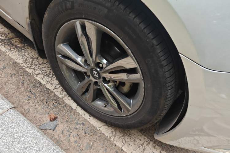 Used Hyundai Sonata 2011 2.0L Automatic Leading Edition Right Front Wheel Hub