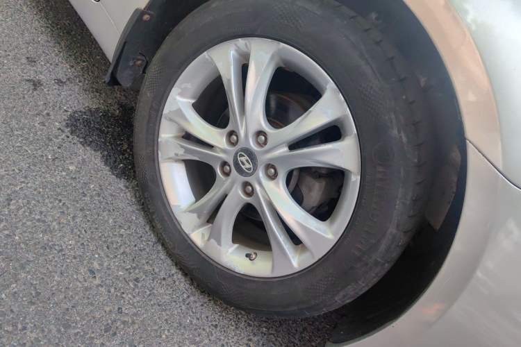Used Hyundai Sonata 2011 2.0L Automatic Luxury Edition Right Front Wheel Hub
