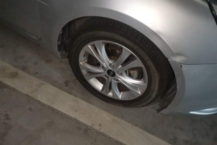 Used Hyundai Sonata 2011 2.0L Automatic Luxury Edition Right Front Wheel Hub