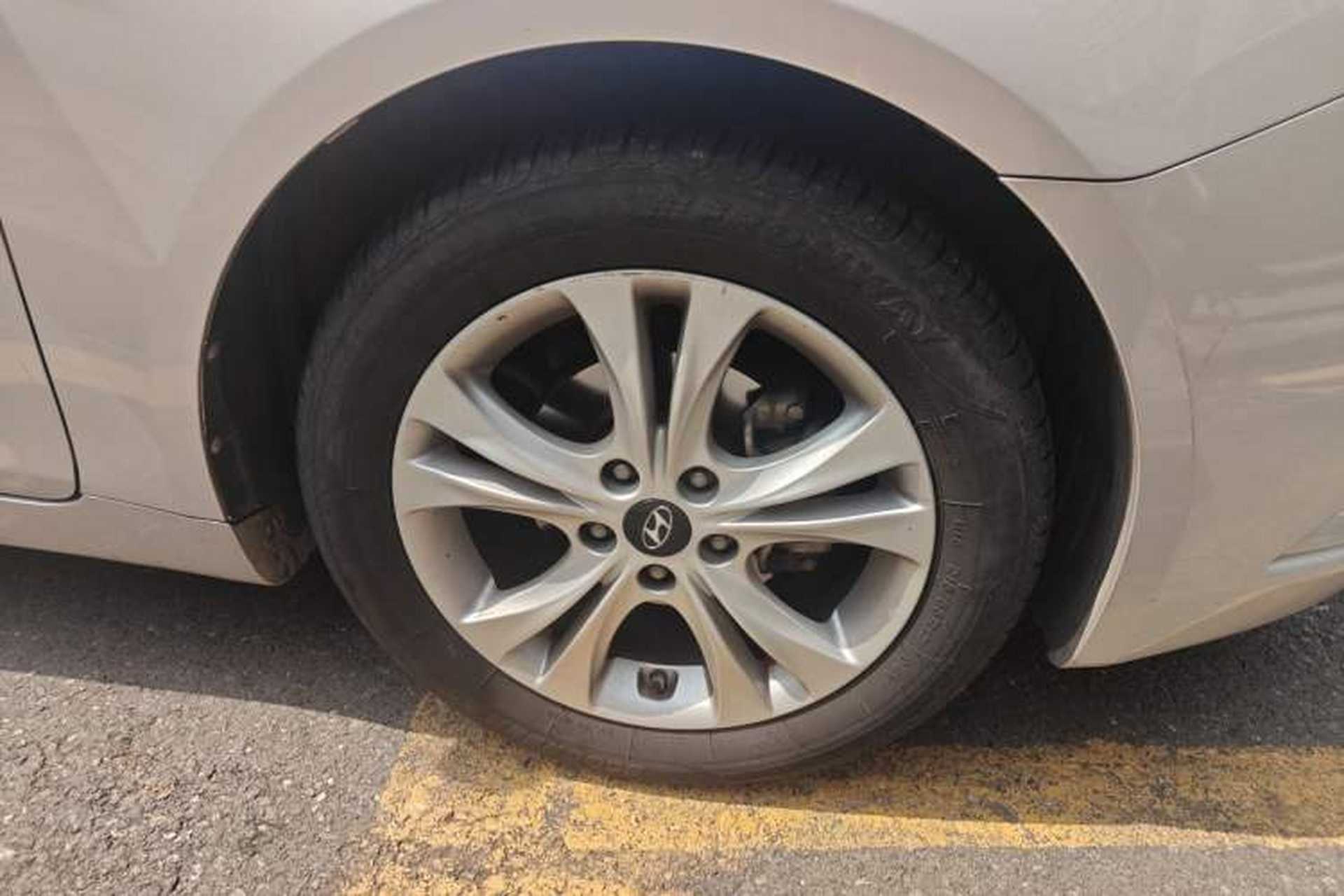 Used Hyundai Sonata 2011 2.0L Automatic Fashion Edition Right Front Wheel Hub