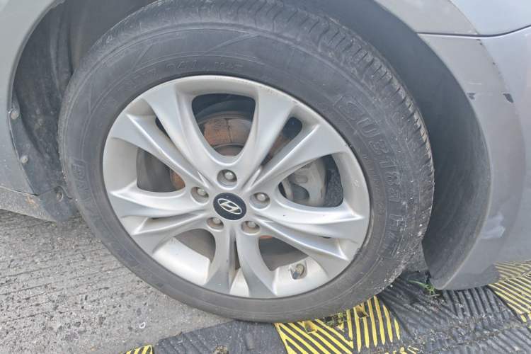 Used Hyundai Sonata 2011 2.0L Automatic Prestige Edition Right Front Wheel Hub