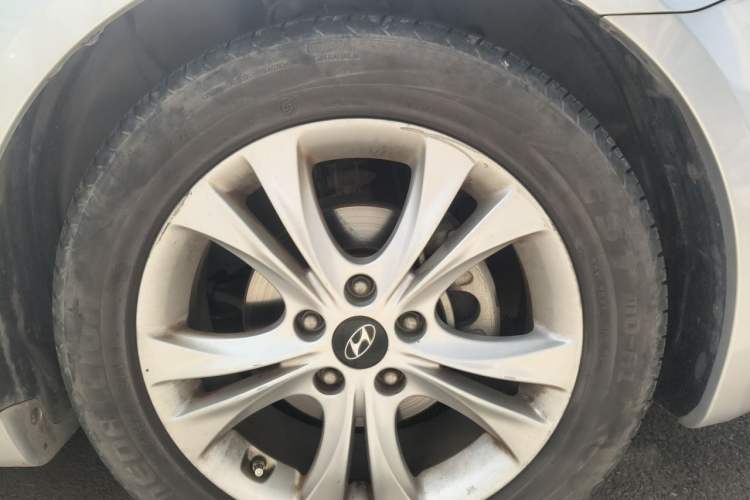 Used Hyundai Sonata 2011 2.0L Automatic Leading Edition Right Front Wheel Hub