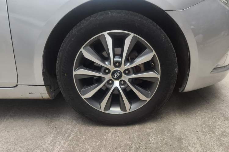 Used Hyundai Sonata 2011 2.0L Automatic Leading Edition Right Front Wheel Hub