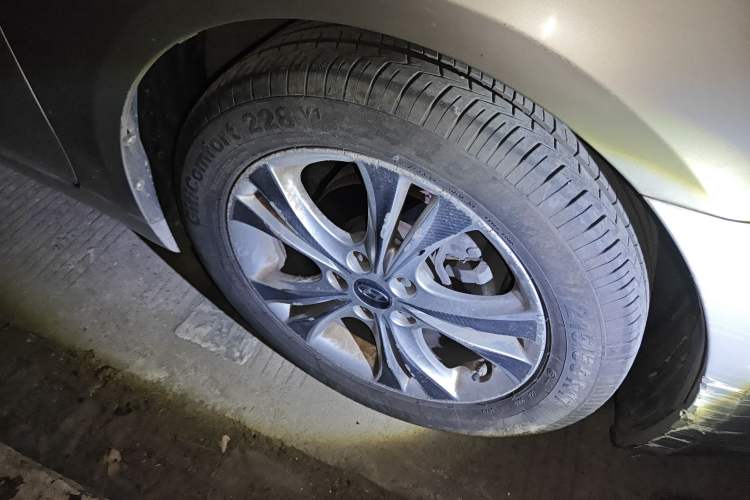 Used Hyundai Sonata 2011 2.0L Automatic Luxury Edition Right Front Wheel Hub
