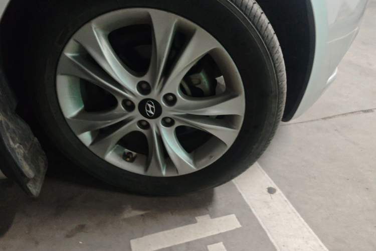 Used Hyundai Sonata 2011 2.0L Automatic Fashion Edition Right Front Wheel Hub