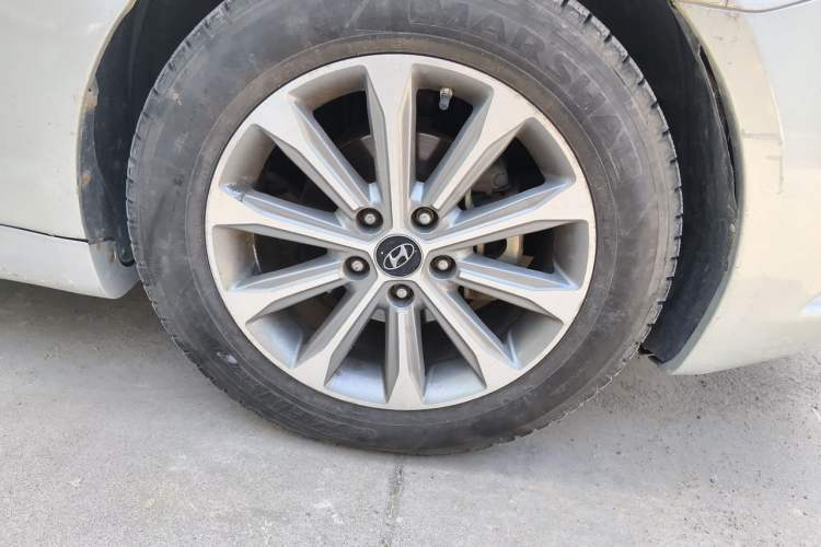Used Hyundai Sonata 2011 2.0L Automatic Leading Edition Right Front Wheel Hub