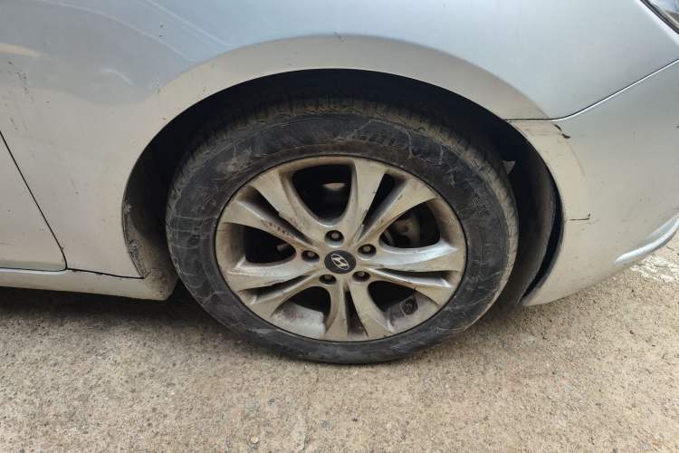 Used Hyundai Sonata 2011 2.0L Automatic Luxury Edition Right Front Wheel Hub