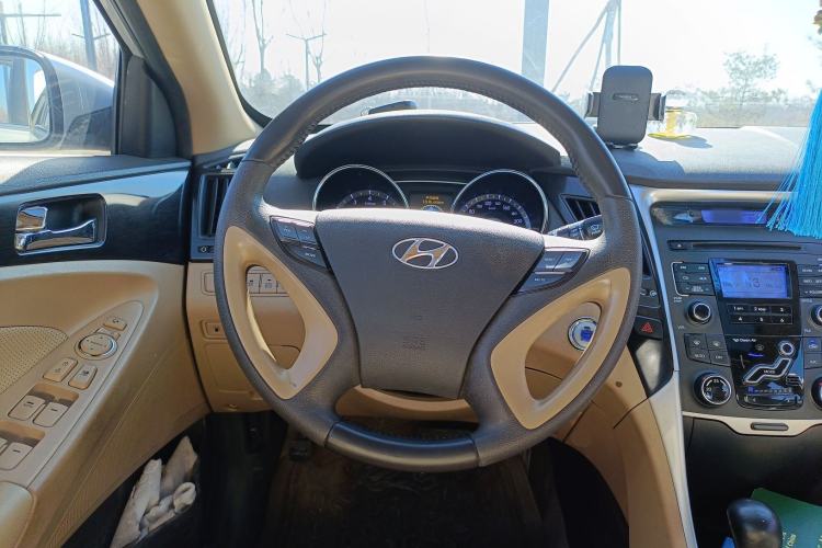 Used Hyundai Sonata 2011 2.0L Automatic Luxury Edition Steering Wheel